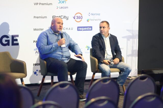 📍Espaço Knowledge: troca de experiências que inspira ação!

O 12ᵀᴴ Shared Services Knowledge Exchange seguiu com conteúdos de alto impacto no Espaço Knowledge, reunindo cases, aprendizados e reflexões práticas sobre o presente e o futuro dos CSCs.

👥 Foram três encontros de peso:

🔹 Cliente no Centro: WEG compartilhou seu modelo de gestão da experiência do cliente
🔹 Hiperautomação na prática: Join4, AFIP, Atlantica Hotels e Frísia mostraram como os CSCs estão avançando com tecnologia
🔹 Transformar é mais que Automatizar: Nortrez, Matera e Copastur debateram o papel da cultura e da tecnologia nos resultados

💡 Painéis que trouxeram insights reais de quem vive a operação e lidera a transformação dos CSCs todos os dias.

📩 eventos@ieg.com.br
#12thSSKE #IEG #EspaçoKnowledge #CSC #sharedservices #inovação #automação #customerexperience #transformaçãoestratégica #eventocorporativo