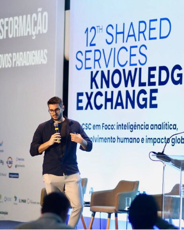 Palestra de abertura do 12ᵀᴴ Shared Services Knowledge Exchange, com @diogocortiz , foi um verdadeiro convite à reflexão! 💡

Com o tema “Sociedade em transformação: Inteligência Artificial e os novos paradigmas de inovação”, Diogo reflete:
🧠 “A tecnologia muda o comportamento”
⚠️ “Não podemos subestimar a inteligência artificial”
‼️ “O problema da IA não é apenas estar errada. É estar errada e nos convencer que está certa”
💡” É o momento de experimentar” 

Começamos o evento com insights poderosos sobre o impacto da IA no presente e no futuro dos CSCs! 🔍🤖

Continue acompanhando a cobertura do #12thSSKE em nossas redes sociais!

#IEG #12thsske #sharedservices #inteligenciaartificial #eventoscorporativos