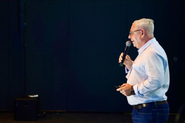 🎤 Fechamos o 12ᵀᴴ Shared Services Knowledge Exchange com chave de ouro!

A palestra de encerramento, conduzida por João Turella, trouxe uma reflexão essencial sobre o papel da liderança em tempos de transformação.

Com o tema “Liderança que faz acontecer: preparando pessoas para um mundo em constante mudança”, João compartilhou experiências, provocou o pensamento crítico e reforçou a importância de formar líderes capazes de guiar equipes com propósito, empatia e ação. 🌍✨

Foi o encerramento perfeito para um dia de conteúdo, trocas e conexões poderosas!

Nosso muito obrigado aos cerca de 180 participantes e à equipe que tornou esse evento inesquecível. 💙
📩 eventos@ieg.com.br

#12thSSKE #IEG #liderança #CSC #sharedservices #transformação #liderançainspiradora #encerramento #eventocorporativo